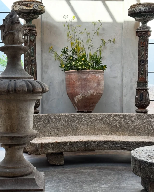 Linger

A N C I E N T  M O D E R N E  West Hollywood 
.
.
.
#ancientmoderne #outdoorliving #sculpture #vessel #lightiseverything #fromthegarden #gardendesign #landscapedesign #architectural #moodboard